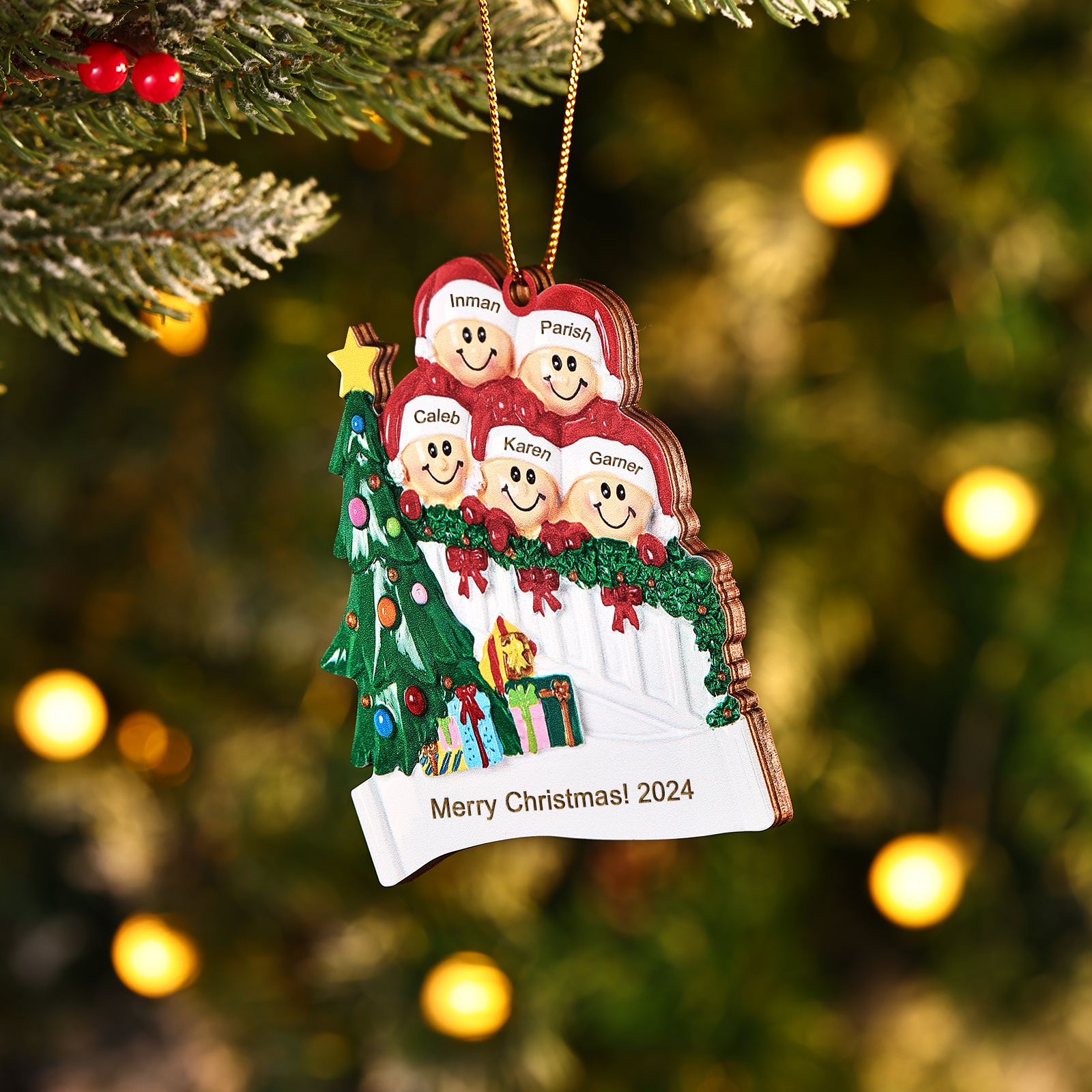 Holz Weihnachtsornament-Personalisierte 2-6 Namen & Text & Jahr Weihnachtsszene mit Baum & Geschenken Weihnachts-Anhänger
