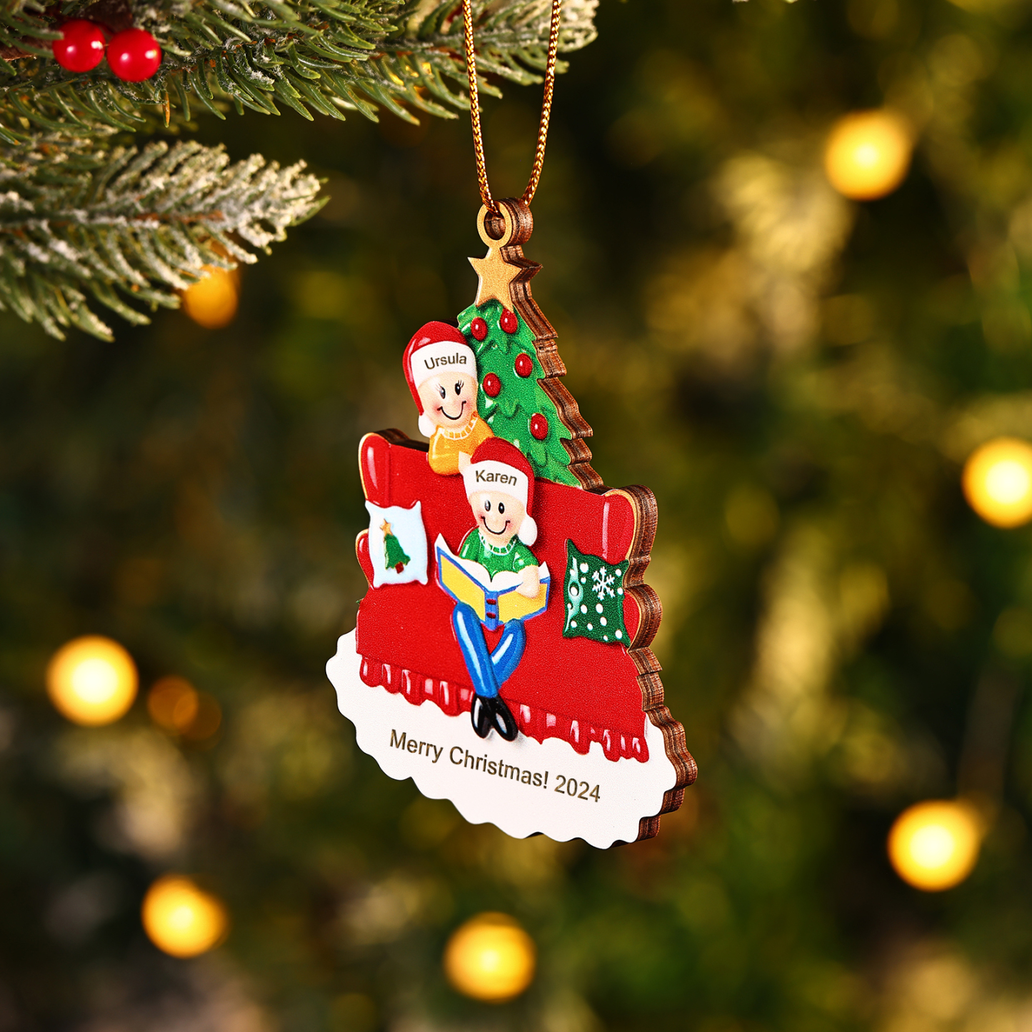 Holz Weihnachtsornament-Personalisierte 2-5 Namen & Text & Jahr Familie auf Sofa mit Buch & Weihnachtsbaum Holzanhänger