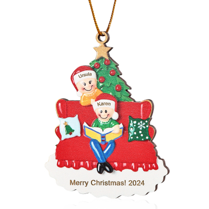 Holz Weihnachtsornament-Personalisierte 2-5 Namen & Text & Jahr Familie auf Sofa mit Buch & Weihnachtsbaum Holzanhänger