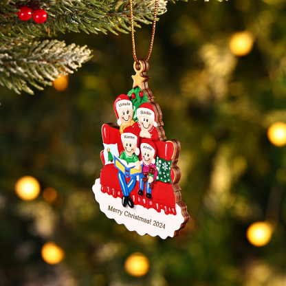 Holz Weihnachtsornament-Personalisierte 2-5 Namen & Text & Jahr Familie auf Sofa mit Buch & Weihnachtsbaum Holzanhänger