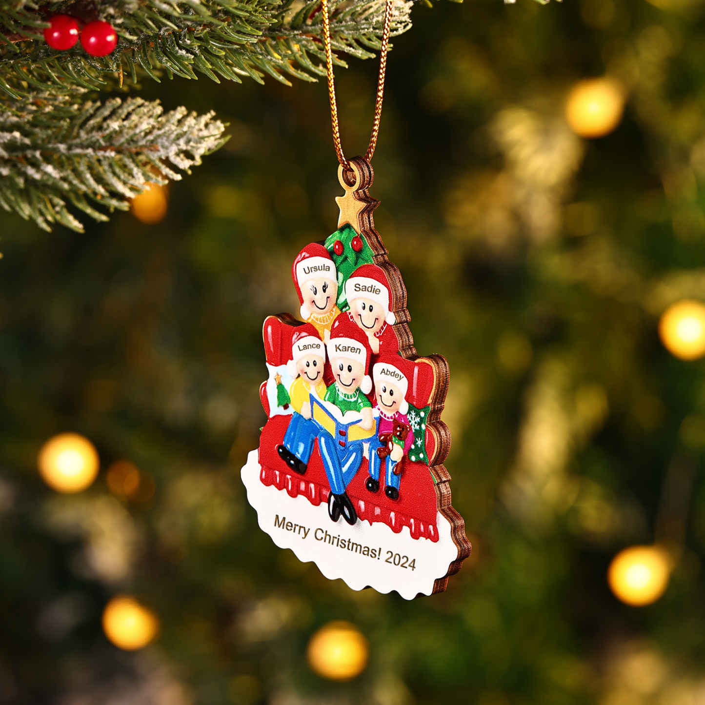 Holz Weihnachtsornament-Personalisierte 2-5 Namen & Text & Jahr Familie auf Sofa mit Buch & Weihnachtsbaum Holzanhänger