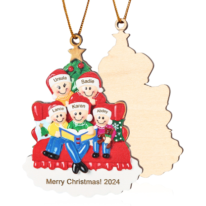 Holz Weihnachtsornament-Personalisierte 2-5 Namen & Text & Jahr Familie auf Sofa mit Buch & Weihnachtsbaum Holzanhänger