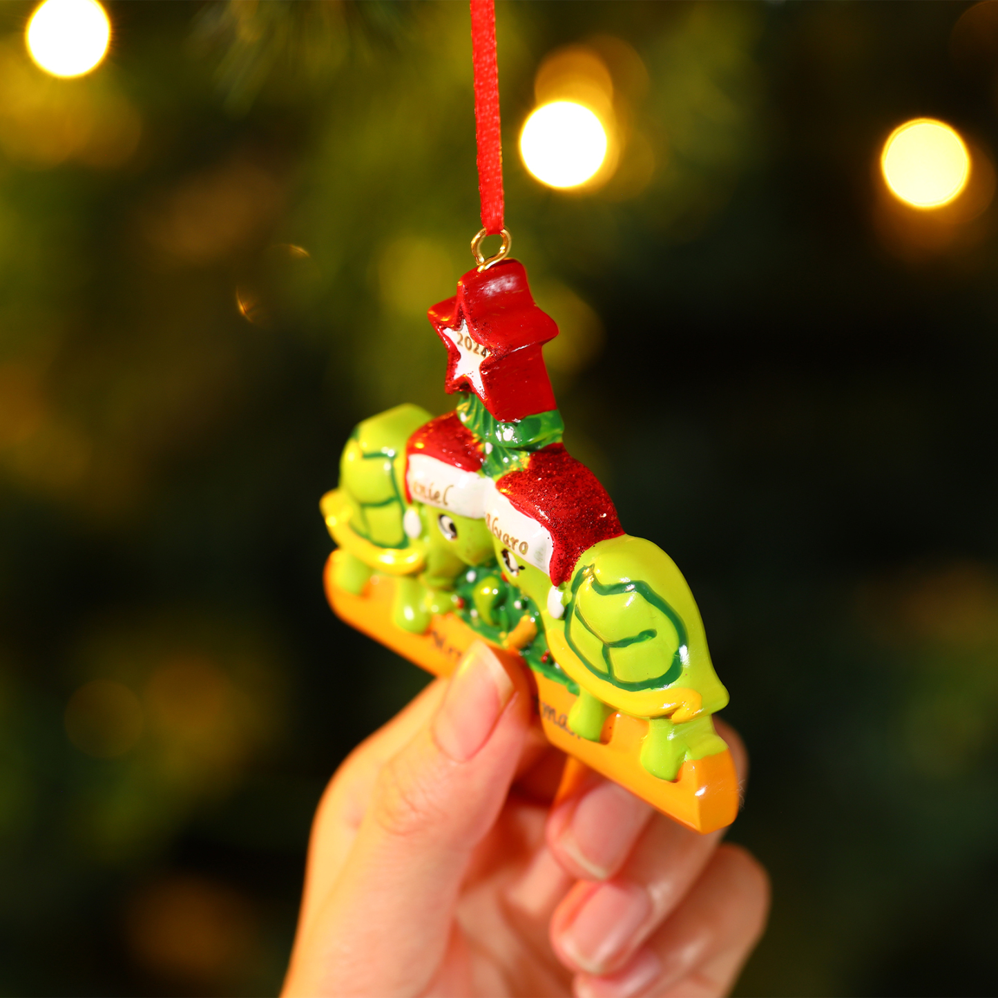Personalisierter 2-6 Namen & Jahr Weihnachtsornament – Schildkröten Harz Anhänger