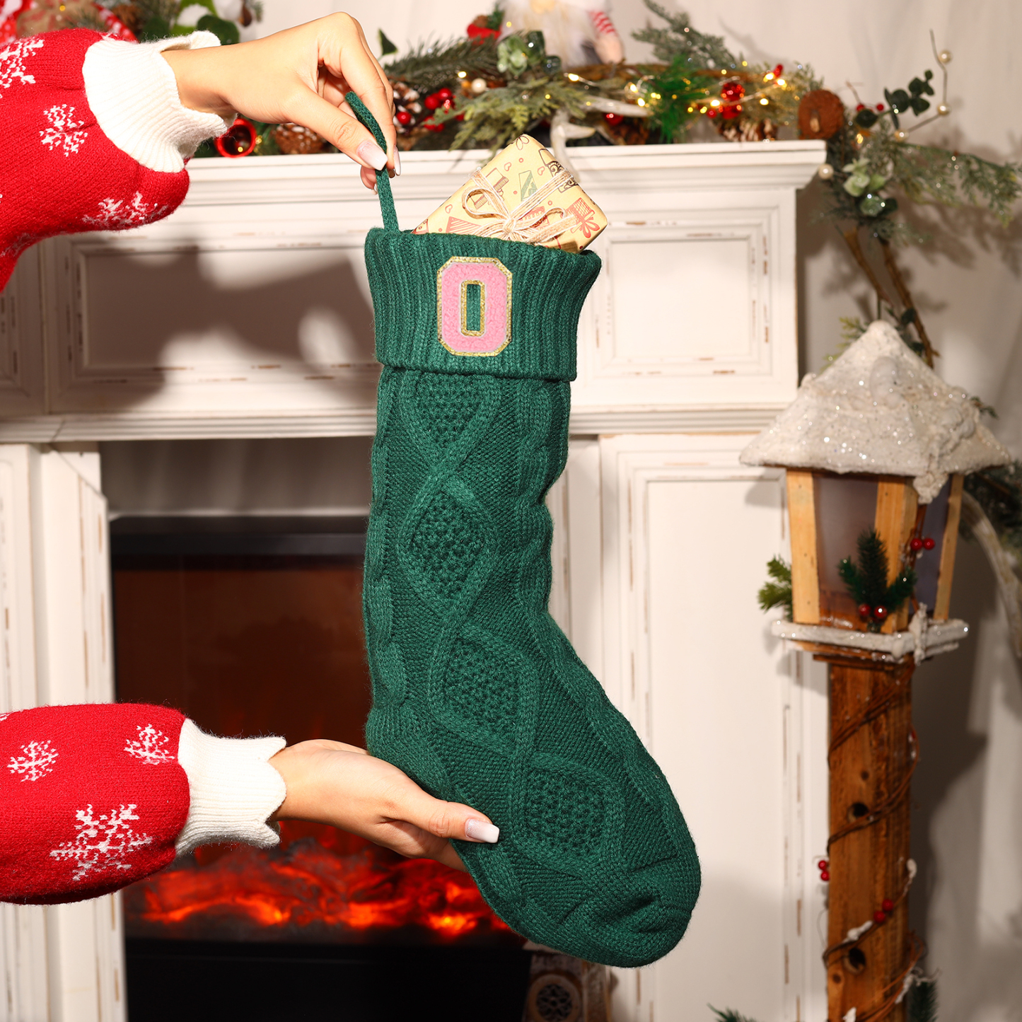 Weihnachtssocke-Personalisierter 1 Buchstabe Strickstoff Weihnachtsstrumpf mit drei Farben
