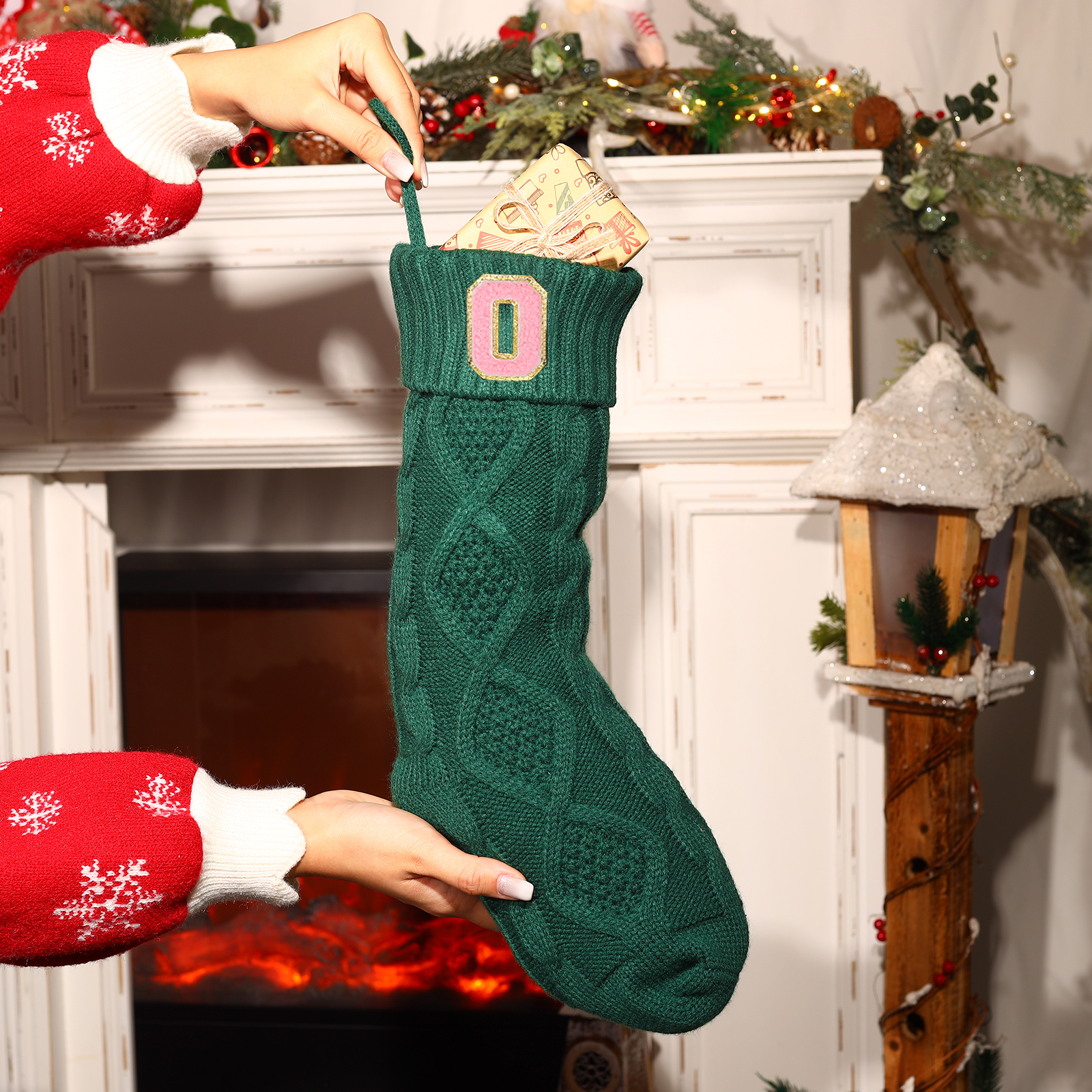 Weihnachtssocke-Personalisierter 1 Buchstabe Strickstoff Weihnachtsstrumpf mit drei Farben