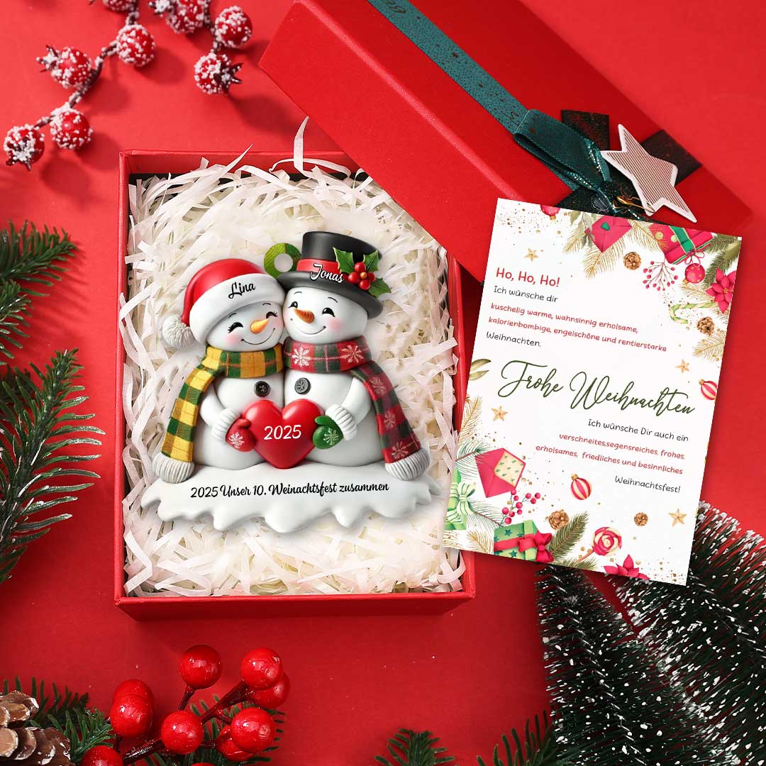 Personalisierbarer Weihnachtsbaumanhänger mit Schneemannpaar, das ein Herz hält