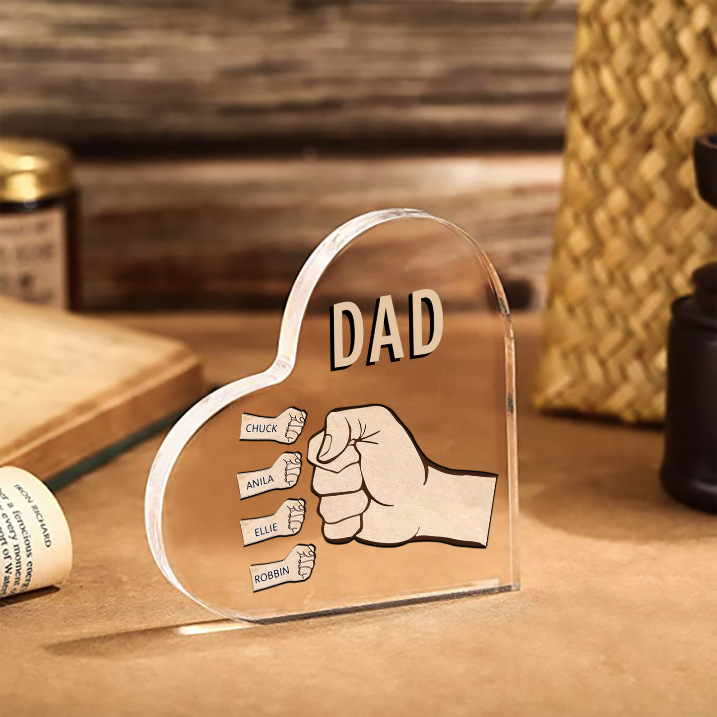 Personalisierte 4 Namen & Text Acryl-Deko mit Faust Herz Schreibtischdekoration für Vater/Großvater