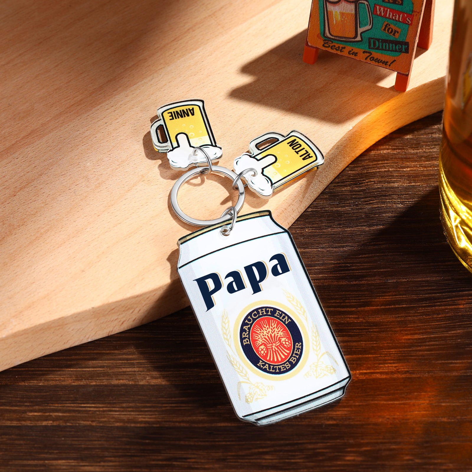 Personalisierbarer 2 Namen Schlüsselanhänger in Bierflaschenform-Papa Braucht ein kaltes Bier