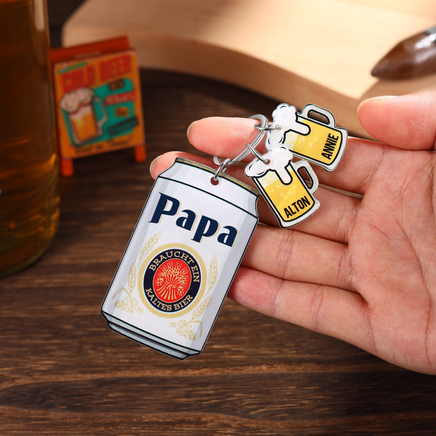 Personalisierbarer 2 Namen Schlüsselanhänger in Bierflaschenform-Papa Braucht ein kaltes Bier
