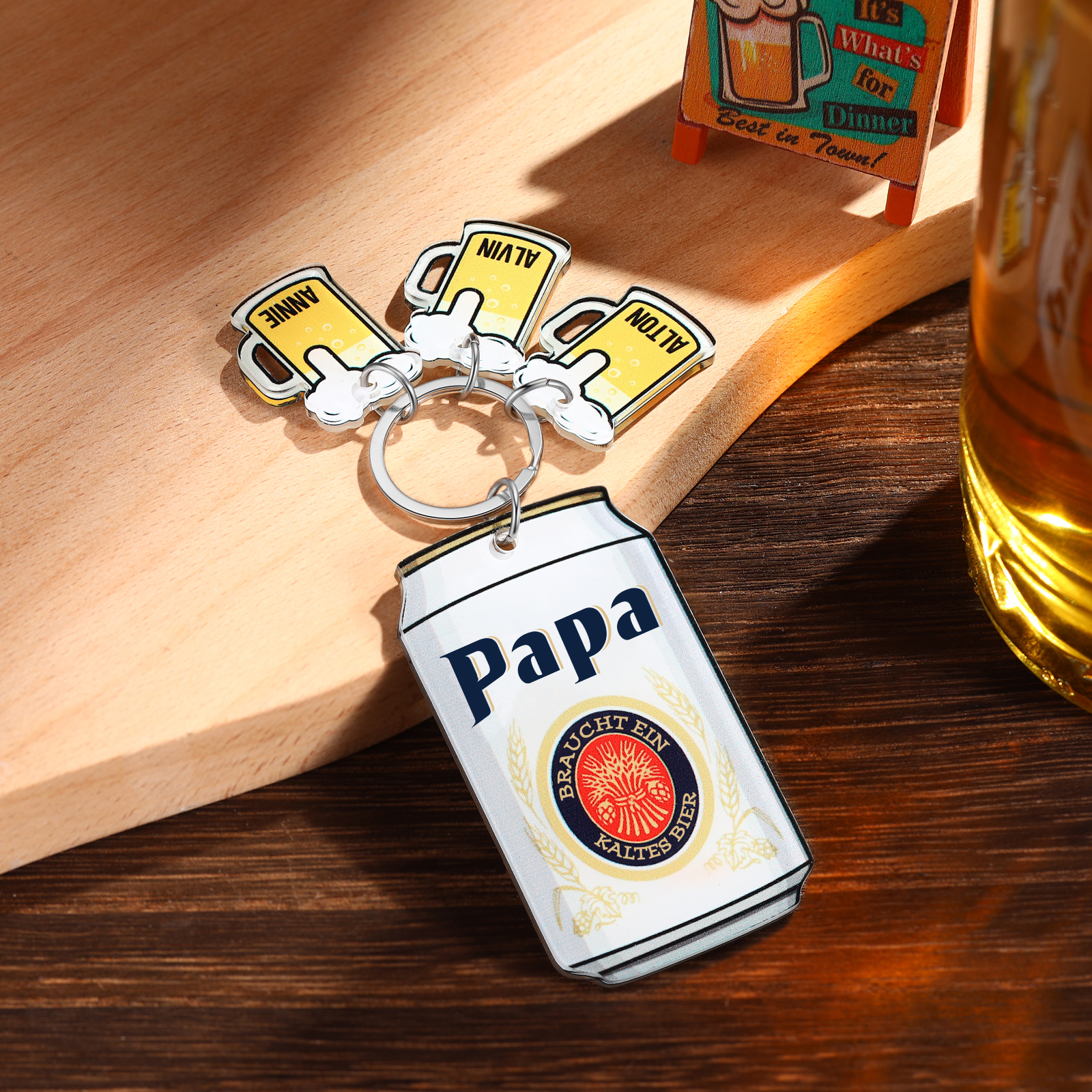 Personalisierbarer 3 Namen Schlüsselanhänger in Bierflaschenform-Papa Braucht ein kaltes Bier