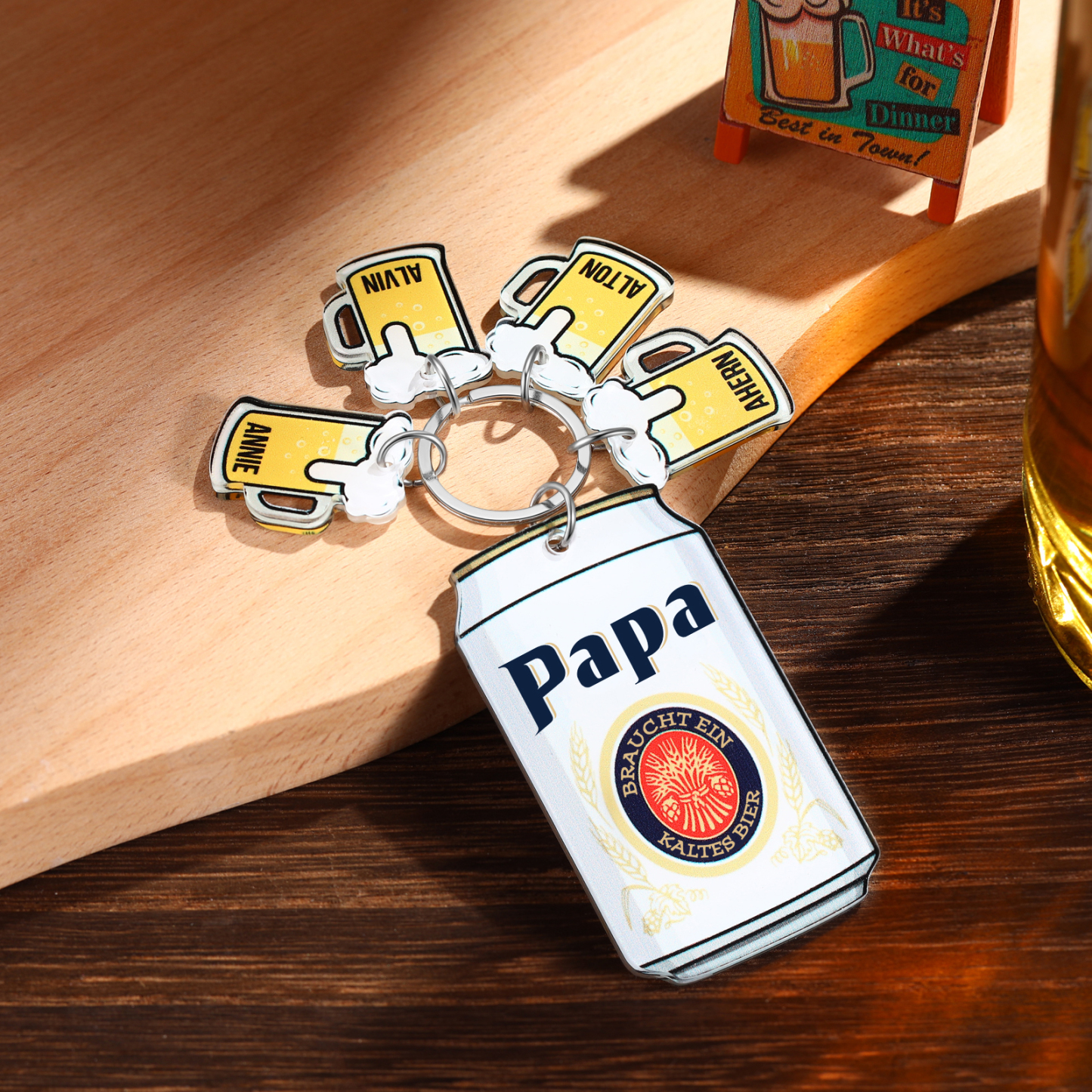 Personalisierbarer 4 Namen Schlüsselanhänger in Bierflaschenform-Papa Braucht ein kaltes Bier