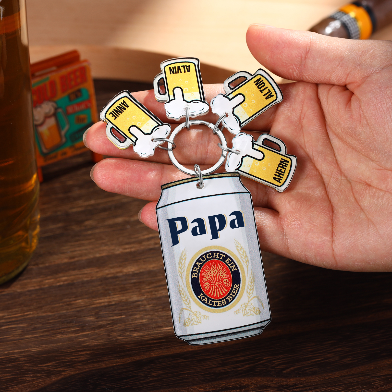 Personalisierbarer 4 Namen Schlüsselanhänger in Bierflaschenform-Papa Braucht ein kaltes Bier