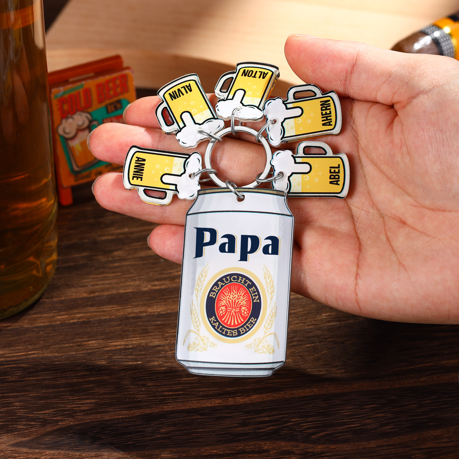 Personalisierbarer 5 Namen Schlüsselanhänger in Bierflaschenform-Papa Braucht ein kaltes Bier