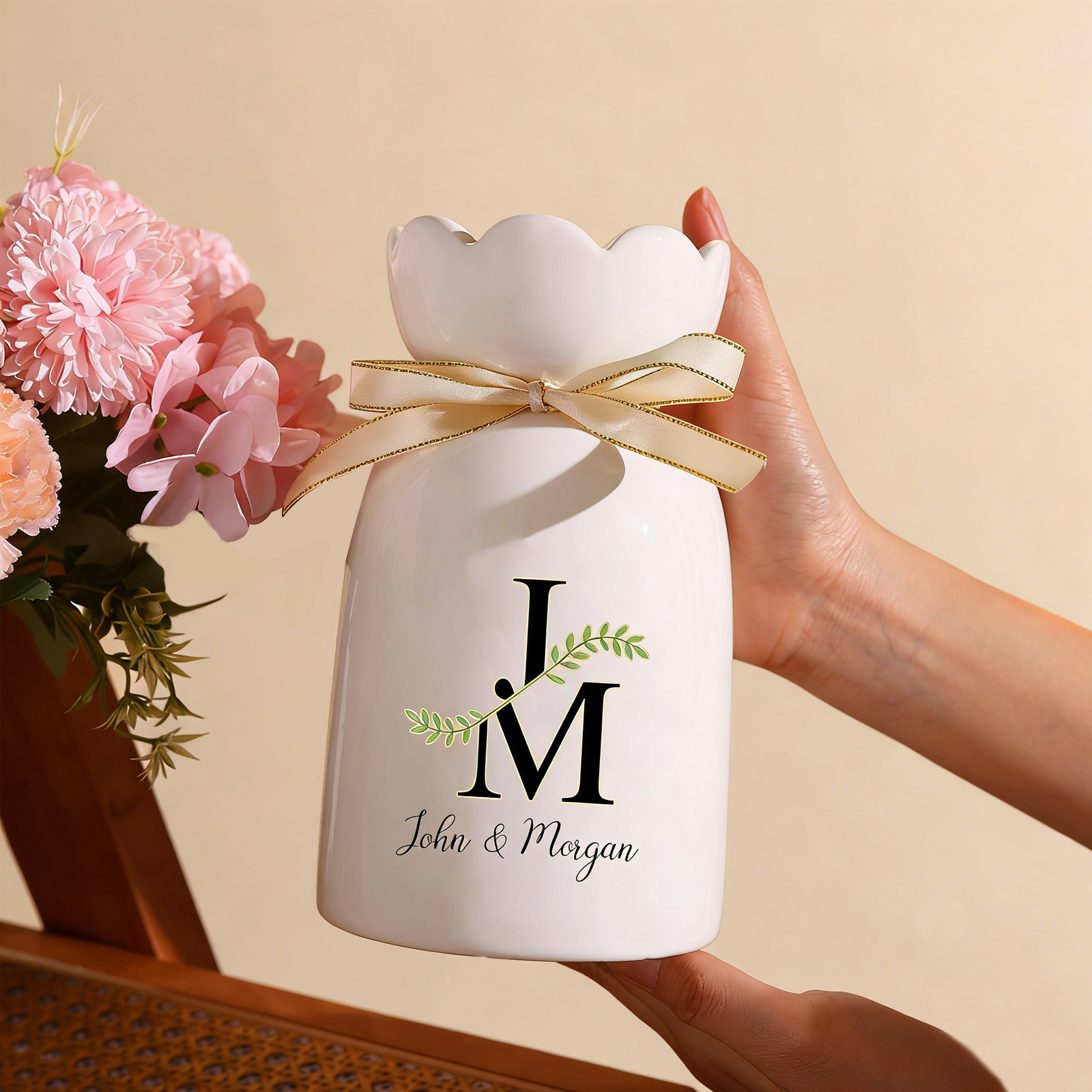 Personalisierte Blumenvase aus Keramik in Rosa mit Blumenmotiv Hochzeitsgeschenk oder Geschenk zum Jahrestag für Paare