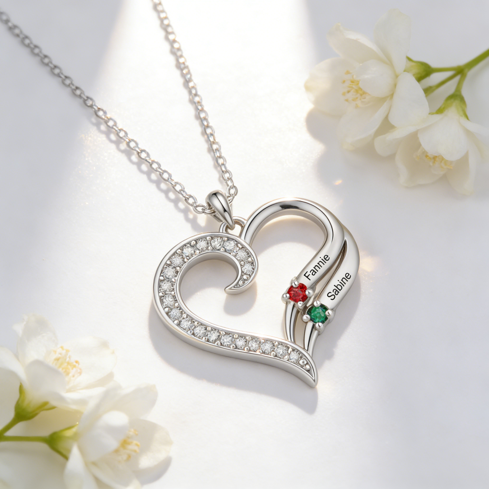 Personalisierte Herz-Halskette mit Geburtssteinen gestaltet mit 2–4 Familiennamen