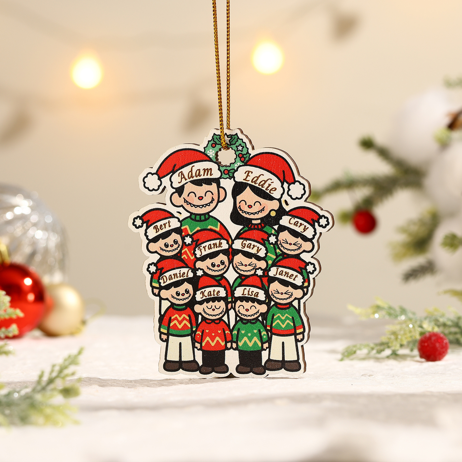 Personalisierter Weihnachtsanhänger aus Holz mit Cartoon-Familie