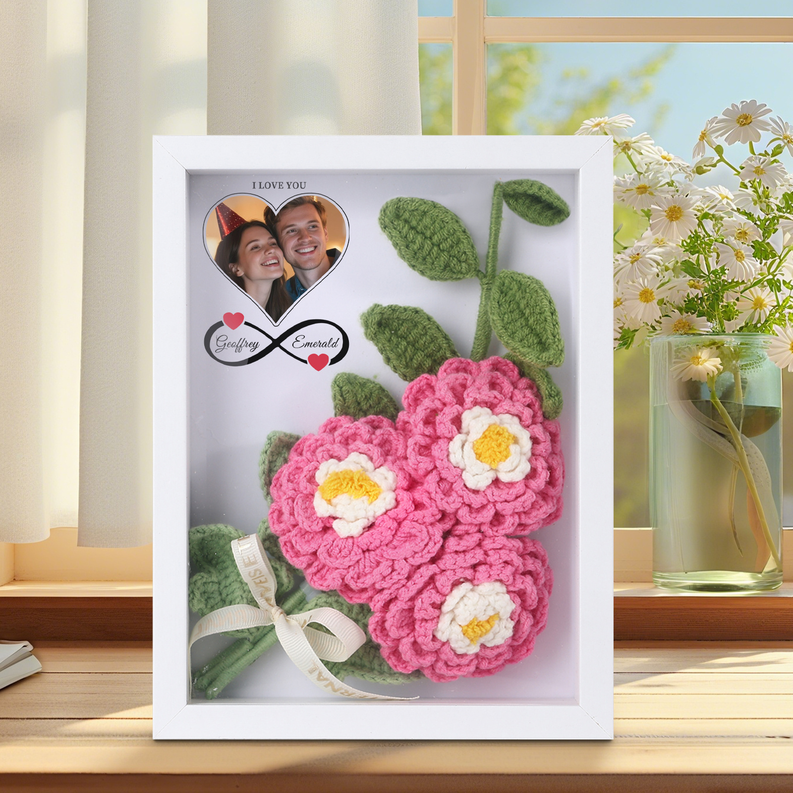 Personalisierter Schaukasten-Bilderrahmen mit gehäkeltem Gerbera-Paar