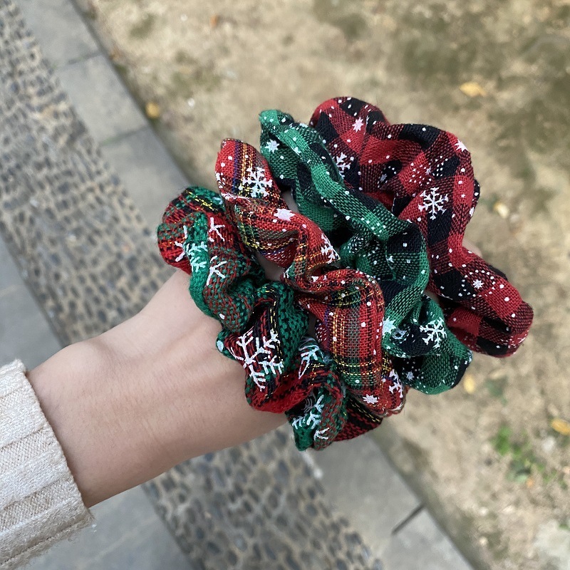 Weihnachts-Haargummi im Karodesign – Festliches Accessoire für Ihre Frisur