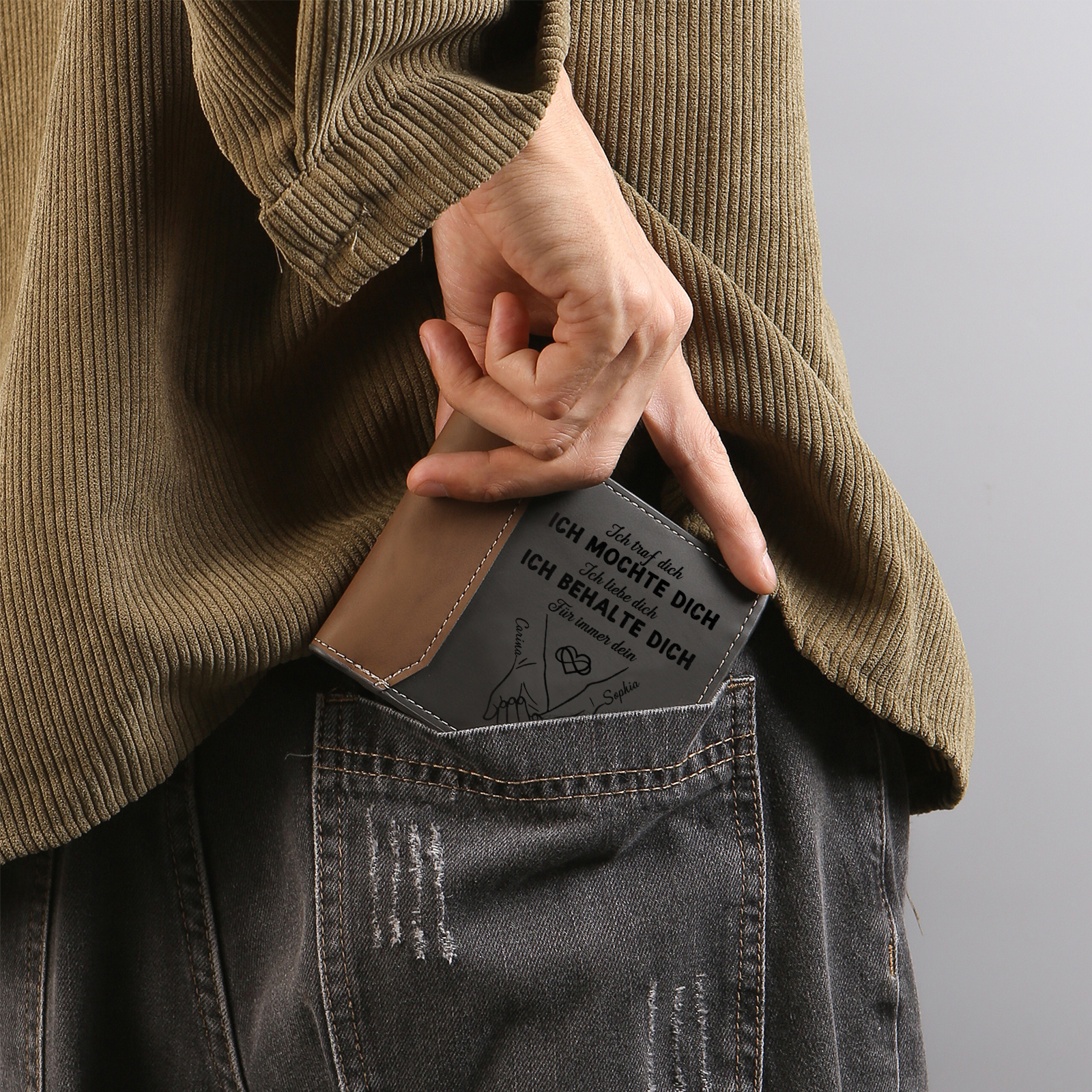 Personalisierte Herren-Ledergeldbörse Paar Händchen haltend mit Namensgravur und individuellem Kalender