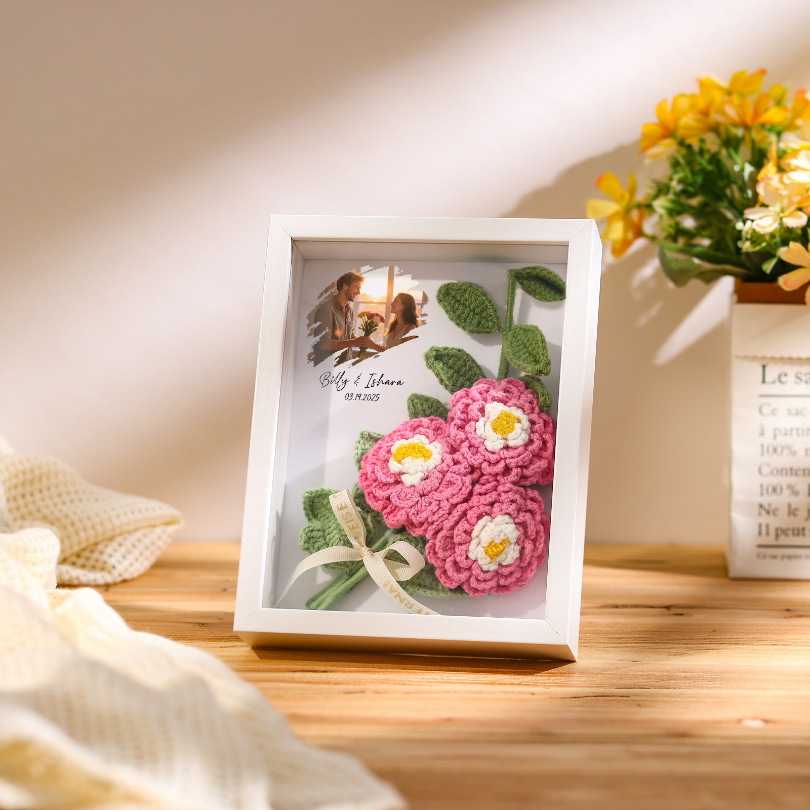 Personalisierter Schaukasten-Bilderrahmen mit gehäkeltem Gerbera-Paar