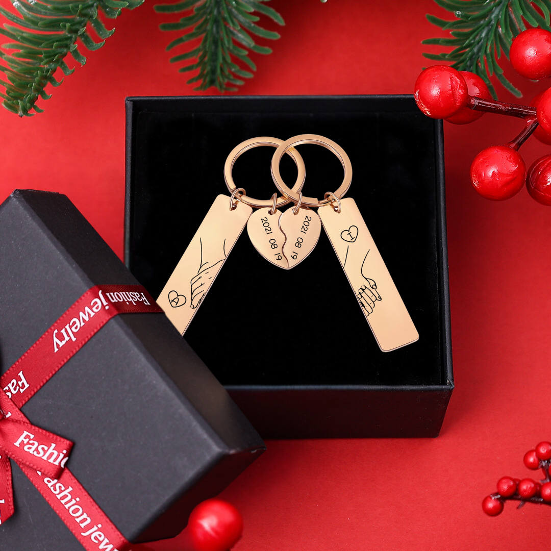 Personalisierbar 2 Buchstaben & Datum-Hand in Hand Herz Paar Metall-Schlüsselanhänger Weihnachtsgeschenk