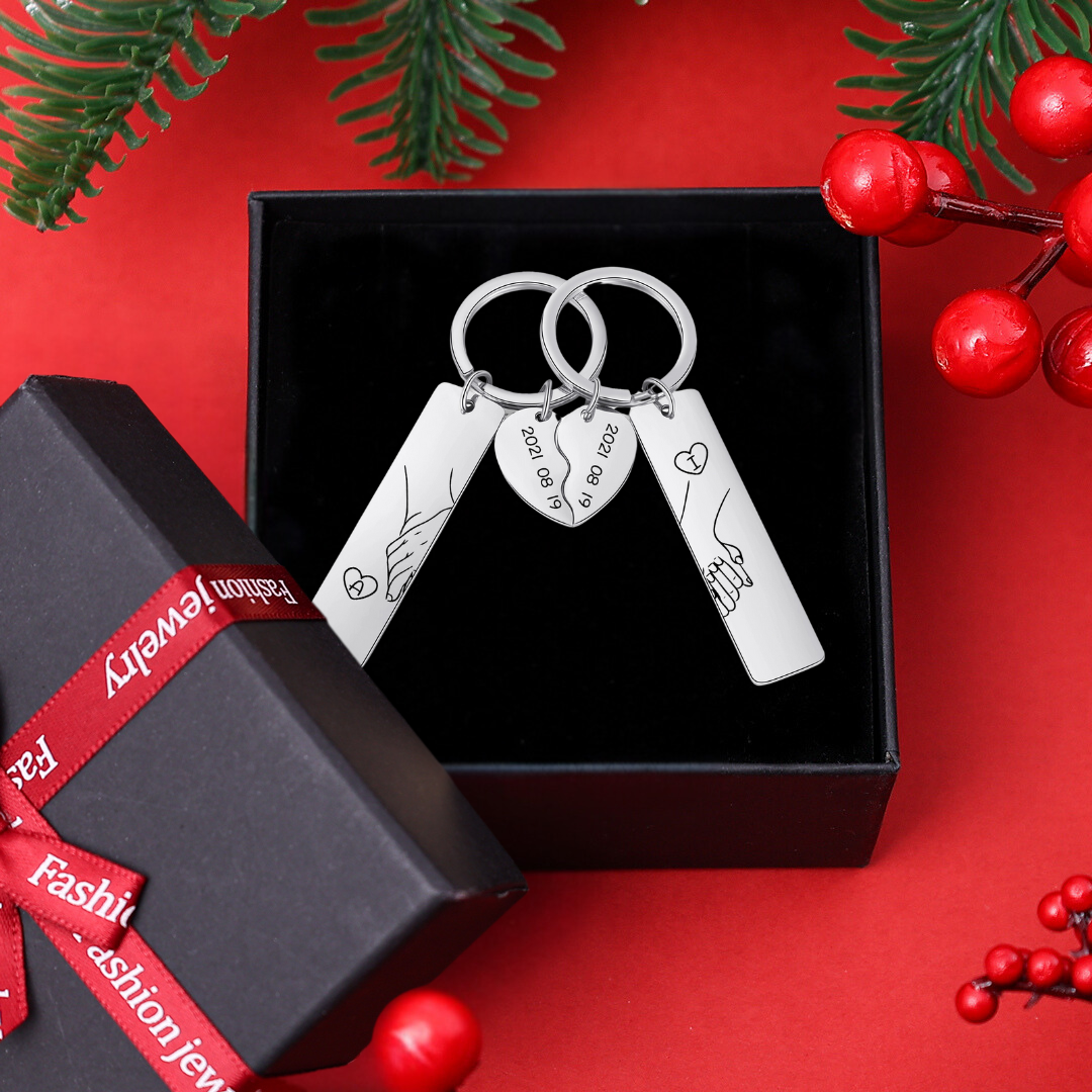Personalisierbar 2 Buchstaben & Datum-Hand in Hand Herz Paar Metall-Schlüsselanhänger Weihnachtsgeschenk