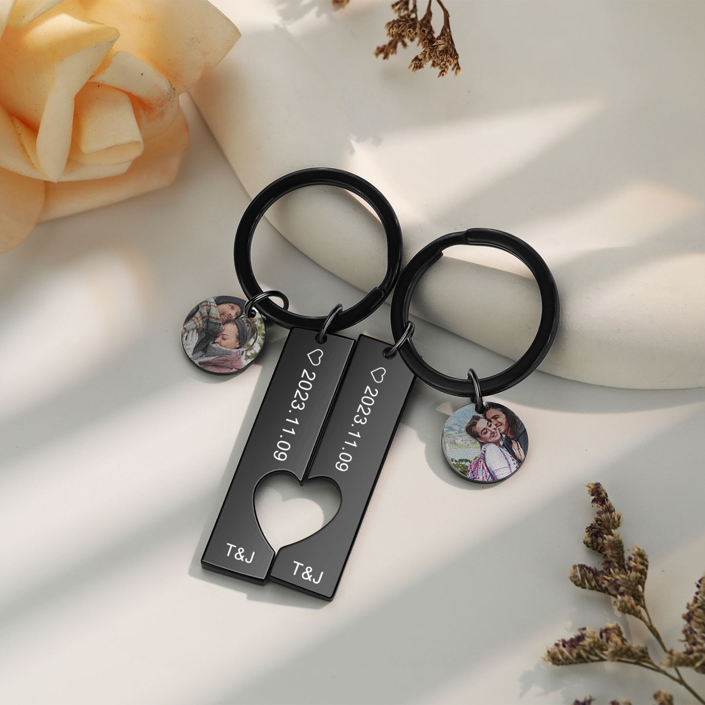 Personalisierte 2 Namen & 2 Fotos & 2 Daten Schlüsselanhänger & 1 Foto Edelstahl Schwarz Armband & 1 Foto & 2 Namen Wallet Card Geschenkbox Set für Paar