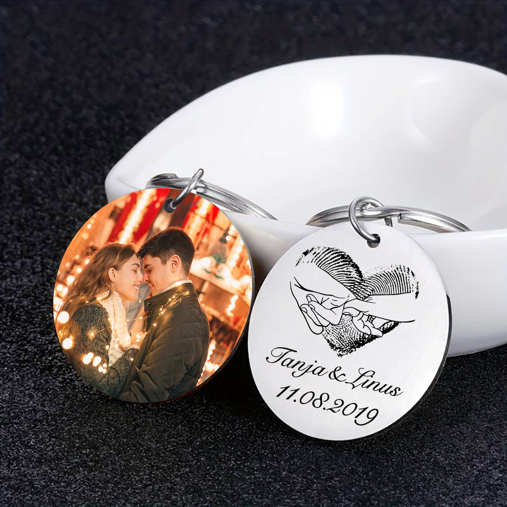 Personalisierte 2 Namen & 2 Buchstaben & Lied Acryl-Kühlschrankmagnet & Foto & Text & Datum Metall-Schlüsselanhänger –  Zusammen durch dick und dünn – Schlüsselanhänger & Kühlschrankmagnet & Nachrichtenkarte Geschenkbox Set für Paar