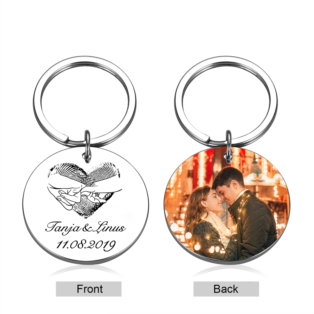 Personalisierte 2 Namen & 2 Buchstaben & Lied Acryl-Kühlschrankmagnet & Foto & Text & Datum Metall-Schlüsselanhänger – Zusammen durch dick und dünn – Schlüsselanhänger & Kühlschrankmagnet & Nachrichtenkarte Geschenkbox Set für Paar