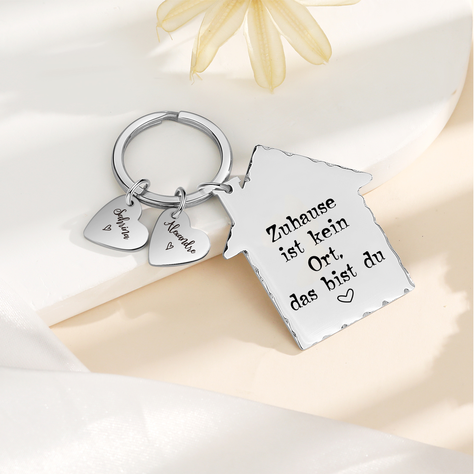 Personalisierbare 2 Namen Hausform Schlüsselanhänger - Zuhause ist kein Ort, das bist du - Geschenk für Paare