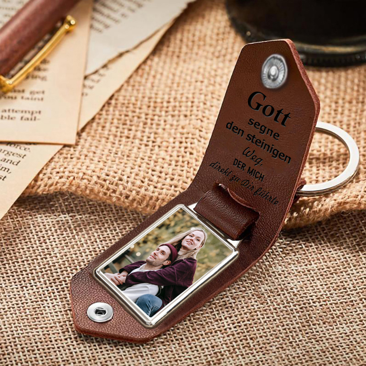 Personalisierbares Foto & 2 Namen & Datum Hand in Hand Pärchen PU Leder Schlüsselanhänger