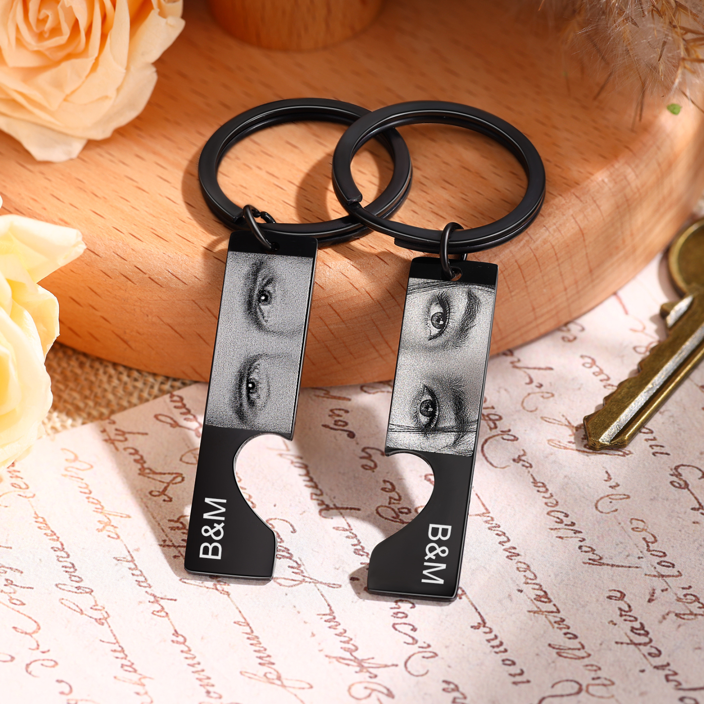 Personalisierbar 2 Buchstaben & 2 Fotos - Liebe Metall Paar Augenfoto Schlüsselanhänger
