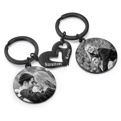 Personalisierte 2 Fotos & 2 Namen schwarz runder Metall-Schlüsselanhänger mit Herzanhänger – Geschenk für Paar
