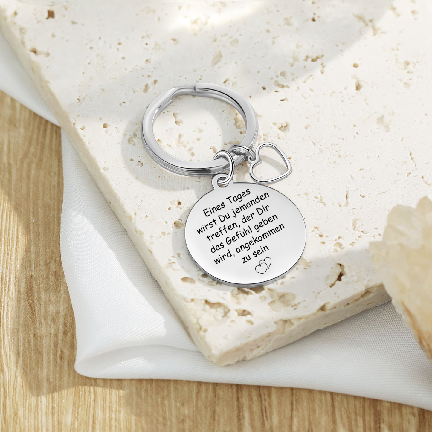 Personalisiertes Foto runder Metall-Schlüsselanhänger mit Herz – Eines Tages wirst Du jemanden treffen, der Dir das Gefühl geben wird, angekommen zu sein – Geschenk für Paar