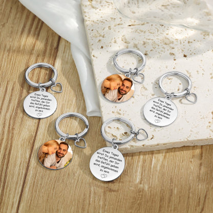Personalisiertes Foto runder Metall-Schlüsselanhänger mit Herz – Eines Tages wirst Du jemanden treffen, der Dir das Gefühl geben wird, angekommen zu sein – Geschenk für Paar