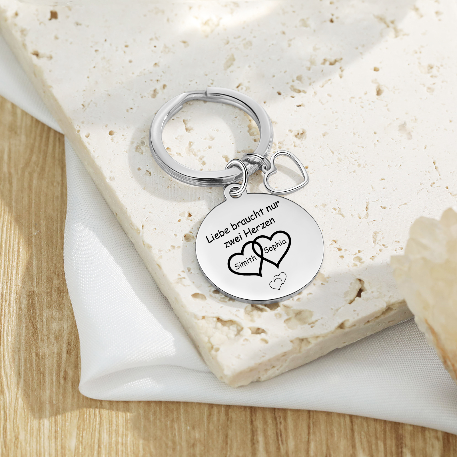 Personalisiertes Foto & 2 Namen runder Metall-Schlüsselanhänger – Liebe braucht nur zwei Herzen – Schlüsselanhänger mit Herz für Paar
