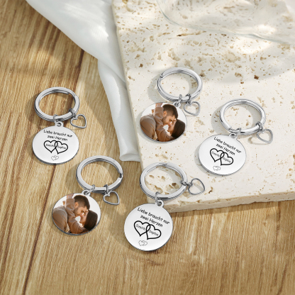 Personalisiertes Foto & 2 Namen runder Metall-Schlüsselanhänger – Liebe braucht nur zwei Herzen – Schlüsselanhänger mit Herz für Paar
