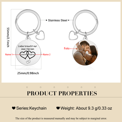 Personalisiertes Foto & 2 Namen runder Metall-Schlüsselanhänger – Liebe braucht nur zwei Herzen – Schlüsselanhänger mit Herz für Paar