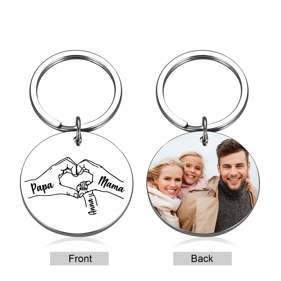 Personalisierbares Foto & 1-5 Namen Rund Metall-Hand in Hand-Schlüsselanhänger für PAPA und MAMA