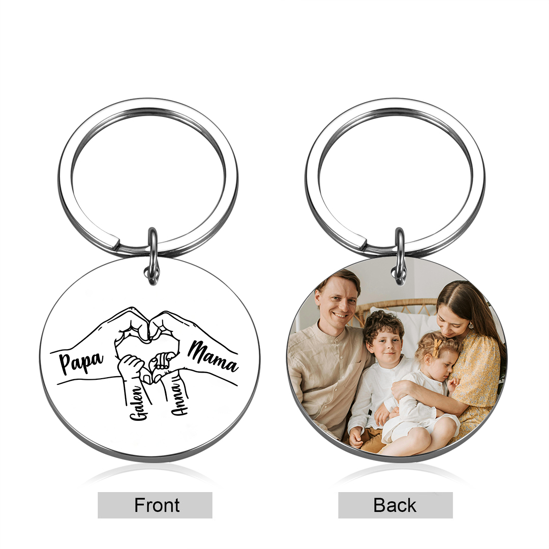 Personalisierbares Foto & 1-5 Namen Rund Metall-Hand in Hand-Schlüsselanhänger für PAPA und MAMA