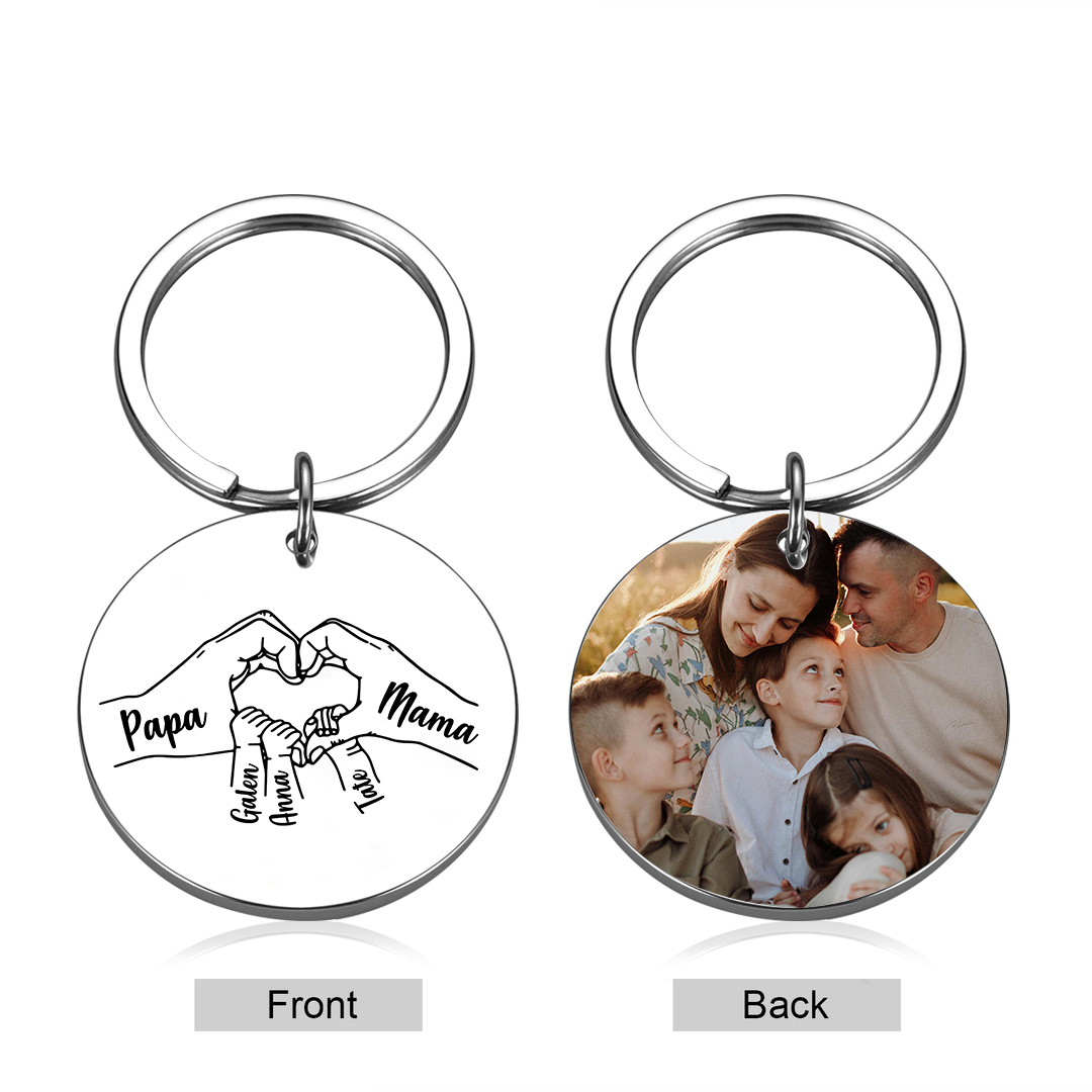 Personalisierbares Foto & 1-5 Namen Rund Metall-Hand in Hand-Schlüsselanhänger für PAPA und MAMA