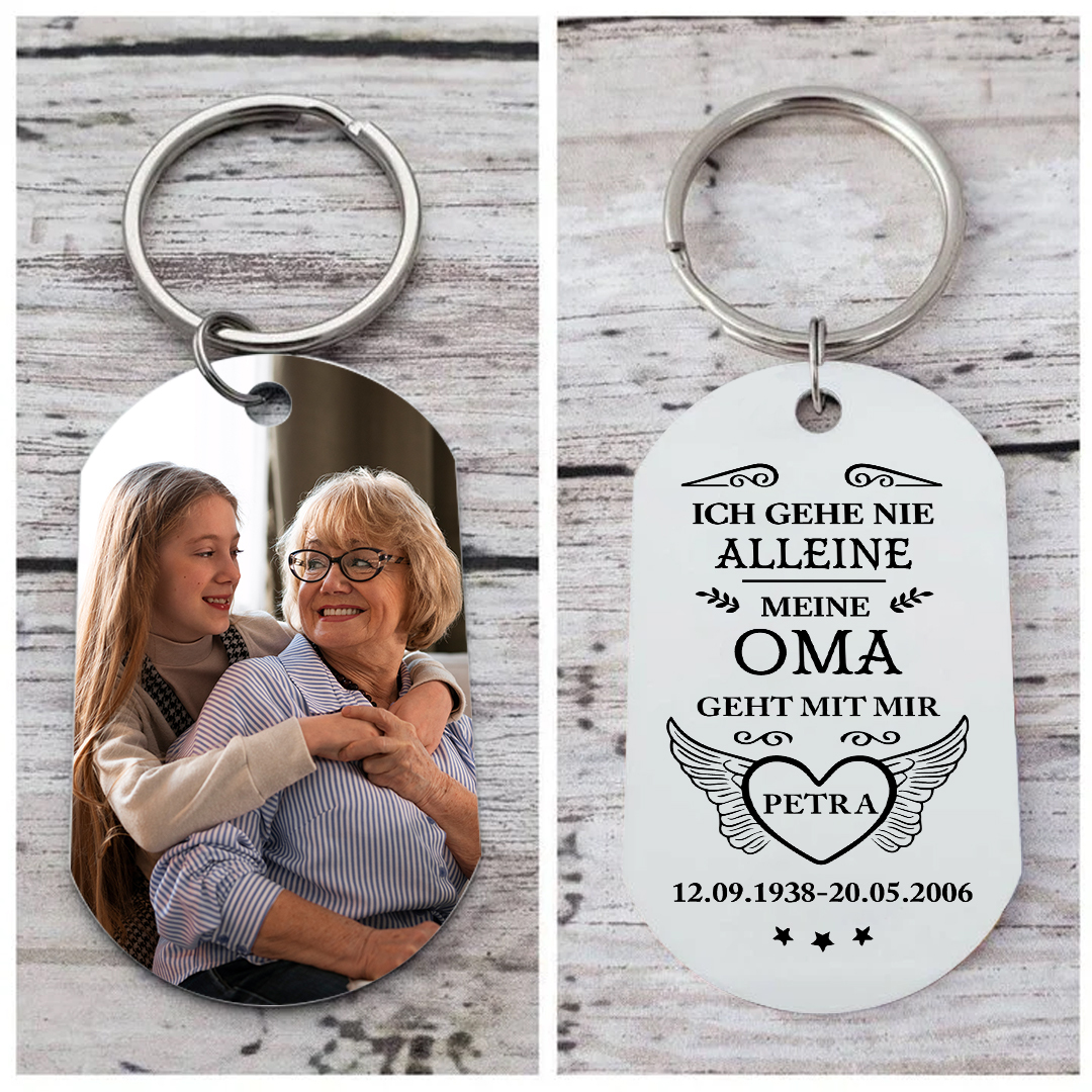 Personalisiertes Foto & Name & Datum Schlüsselanhänger –ICH GEHE NIE ALLEINE, MEINE OMA GEHT MIT MIR – Edelstahl Gedenk-Schlüsselanhänger