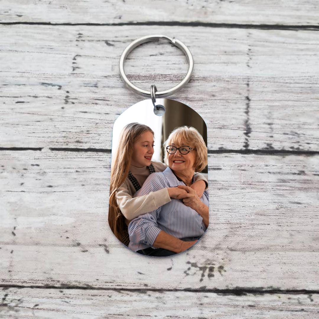 Personalisiertes Foto & Name & Datum Schlüsselanhänger –ICH GEHE NIE ALLEINE, MEINE OMA GEHT MIT MIR – Edelstahl Gedenk-Schlüsselanhänger