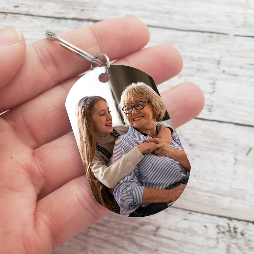 Personalisiertes Foto & Name & Datum Schlüsselanhänger –ICH GEHE NIE ALLEINE, MEINE OMA GEHT MIT MIR – Edelstahl Gedenk-Schlüsselanhänger