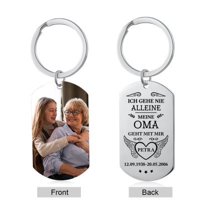Personalisiertes Foto & Name & Datum Schlüsselanhänger –ICH GEHE NIE ALLEINE, MEINE OMA GEHT MIT MIR – Edelstahl Gedenk-Schlüsselanhänger