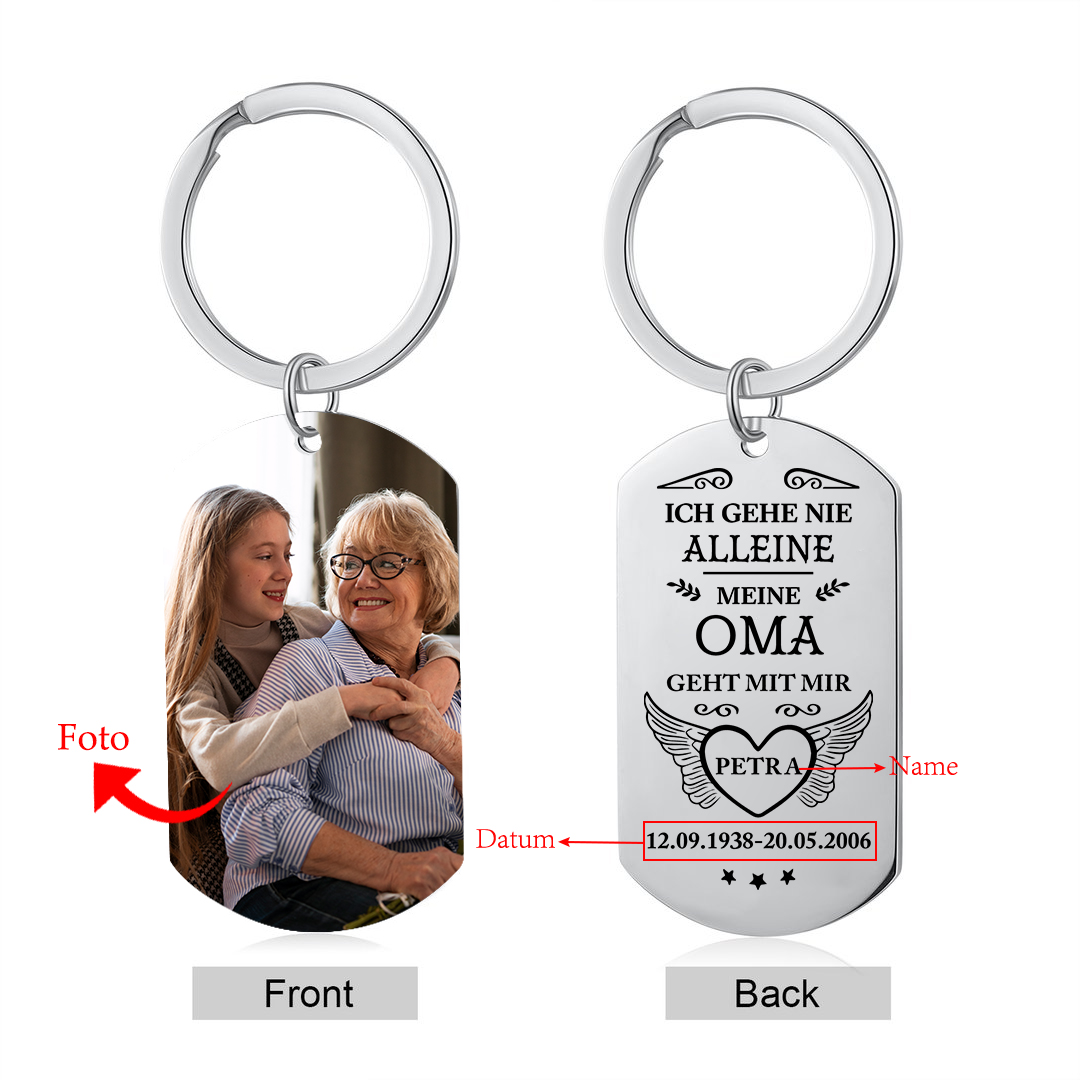 Personalisiertes Foto & Name & Datum Schlüsselanhänger –ICH GEHE NIE ALLEINE, MEINE OMA GEHT MIT MIR – Edelstahl Gedenk-Schlüsselanhänger