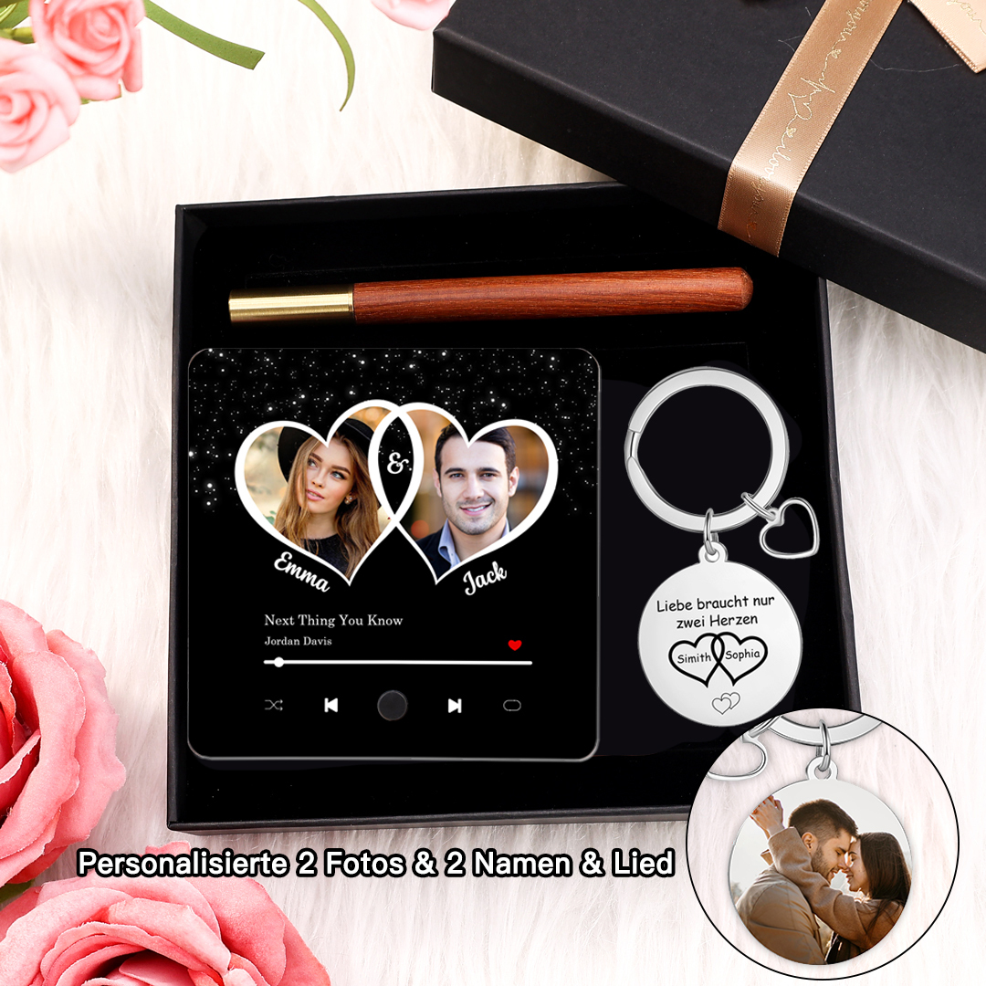 Personalisiertes 2 Fotos & 2 Namen & Lied Acryl-Kühlschrankmagnet & Foto & 2 Namen Metall-Schlüsselanhänger – Liebe braucht nur zwei Herzen – Schlüsselanhänger & Kühlschrankmagnet & Stift Geschenkbox Set für Paar