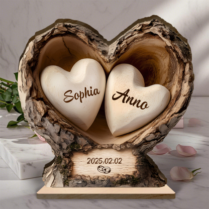Personalisierte herzförmige Holzplakette aus Baumstammholz mit stabilem Standfuß für ein Paar