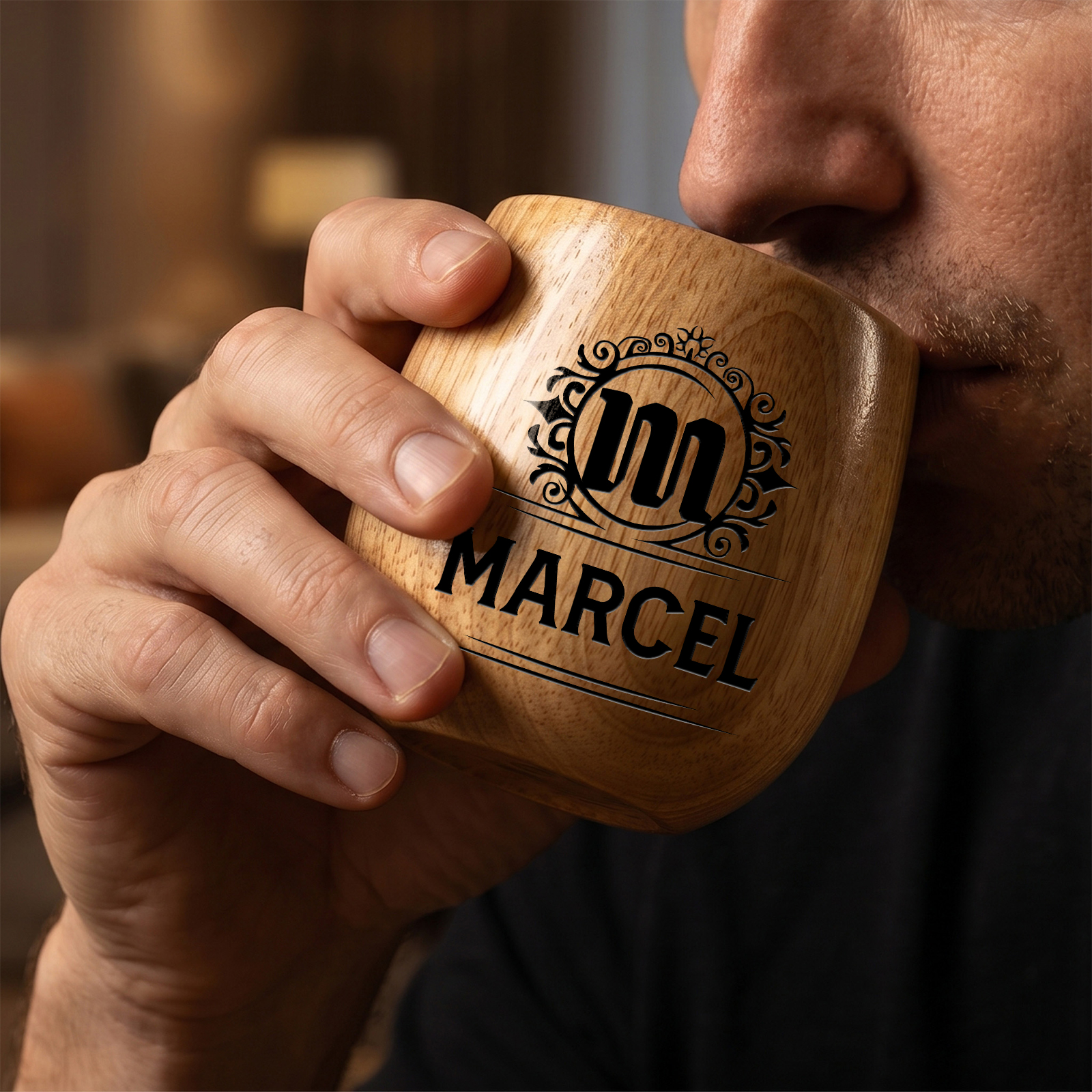 Personalisierter Whiskybecher aus Holz mit graviertem Namen für Papa oder Opa