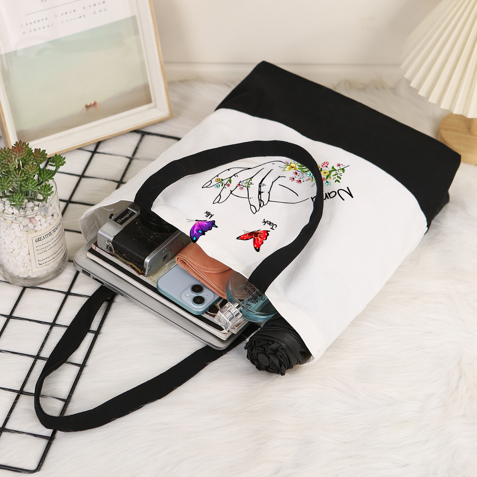 Personalisierte 2-8 Namen Stofftasche mit Schmetterlingen & Handmotiv – Individuelles Segeltuch-Tasche